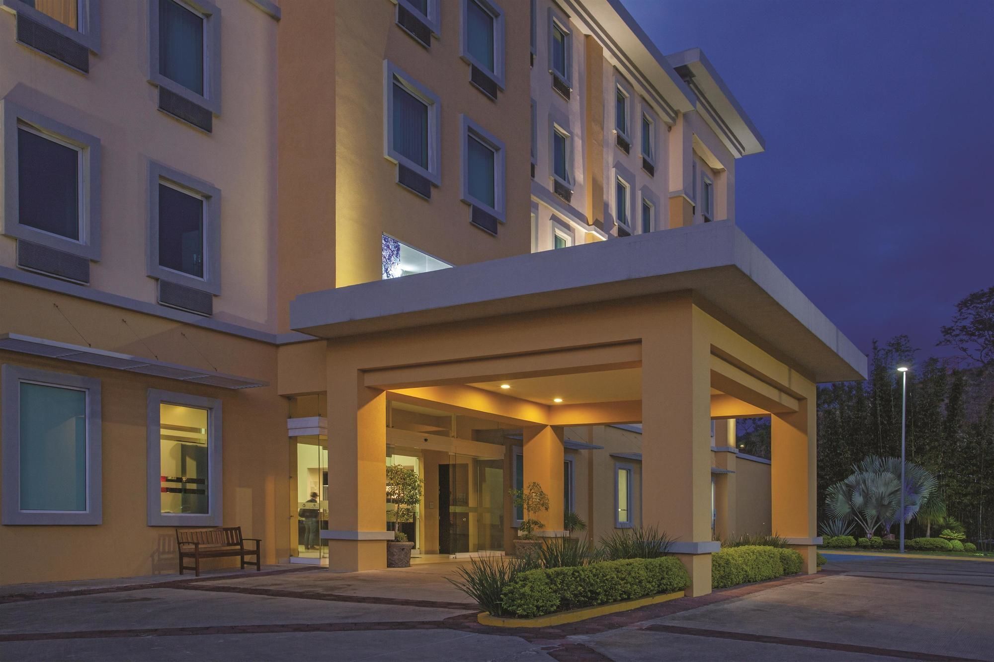 La Quinta By Wyndham Poza Rica Hotel Ngoại thất bức ảnh